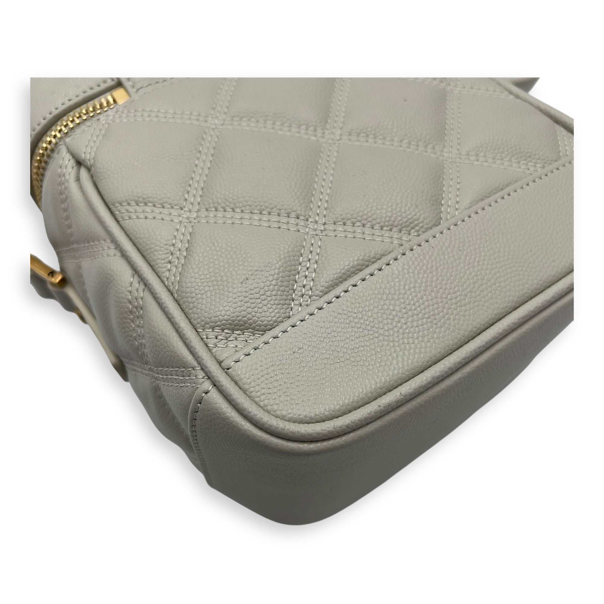 Quilted 80's Vanity Bag White in Calfskin, Gold hardware - Image 10