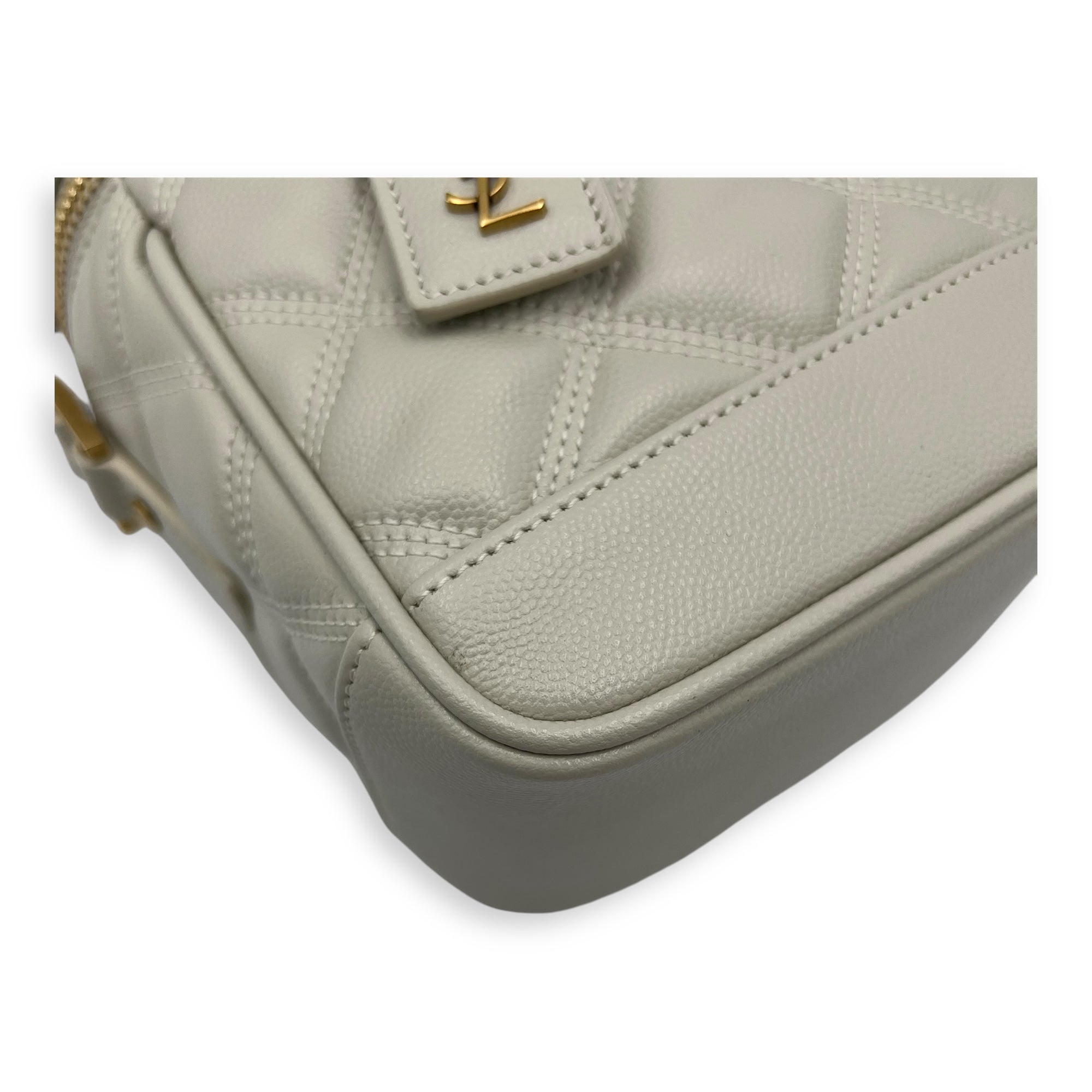 Quilted 80's Vanity Bag White in Calfskin, Gold hardware - Image 9