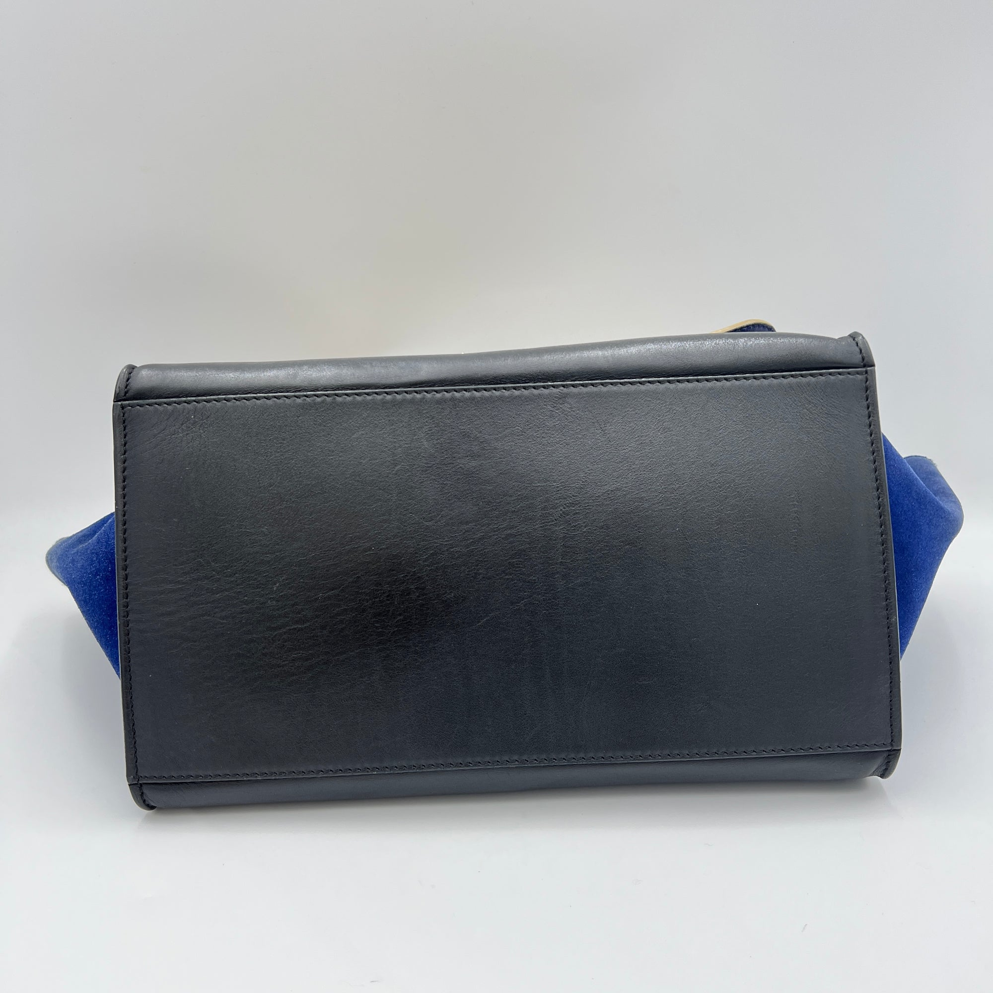 Trapeze Medium Top handle bag in Calfskin, Gold Hardware - Image 6