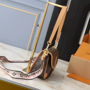 SmartChoice 673 Louis Vuitton AAA Quality Messenger Bags For Women